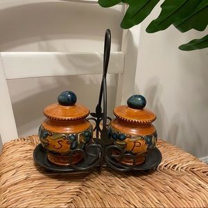 Retro salt and pepper shaker with carrying holder